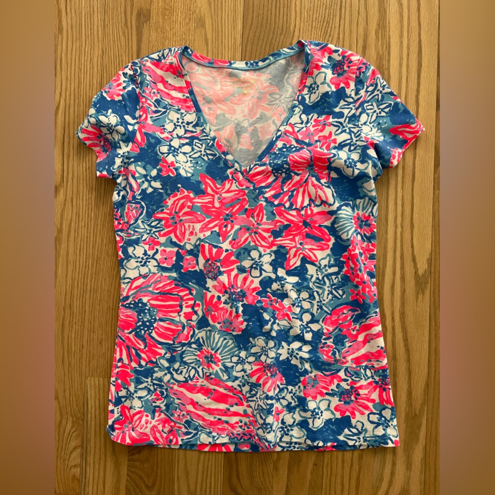 Lilly Pulitzer summer V-Neck Tee
